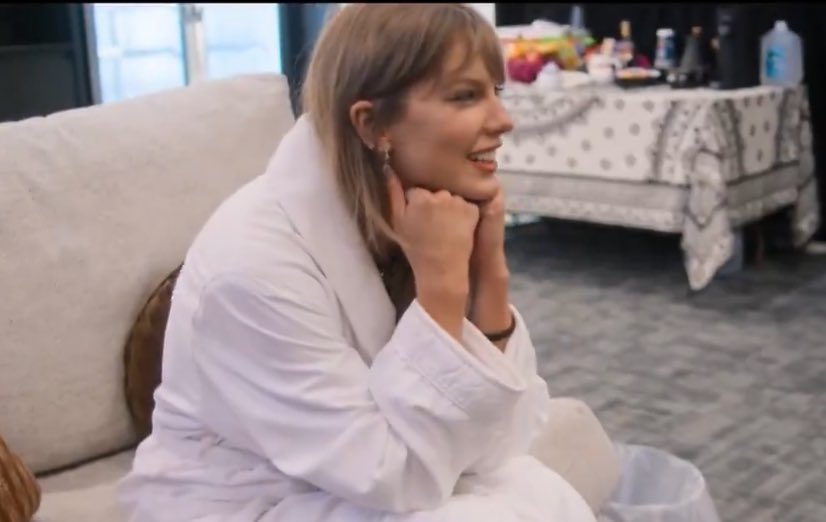 babyouremyqueen's tweet photo. me and taylor both having the same reaction to listening to andrea telling the story about playing cupid https://t.co/HlZzTRXIOe