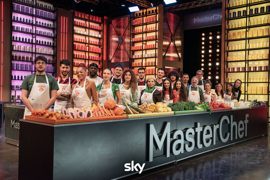LaPresse_news's tweet image. MASTERCHEF ITALIA, MASTERCLASS AL COMPLETO 
Si sono concluse con le puntate di ieri le selezioni per la Masterclass della nuova edizione di Masterchef in onda su Sky e in streming su Now.
Il 25 Dicembre le prime prove attendono i concorrenti.
#masterchef #sky #spettacolo