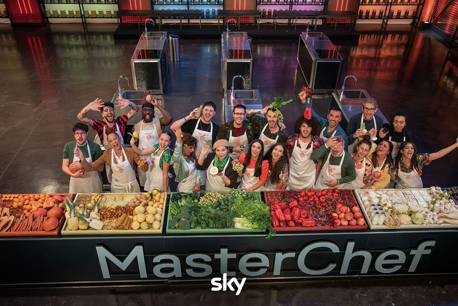 LaPresse_news's tweet image. MASTERCHEF ITALIA, MASTERCLASS AL COMPLETO 
Si sono concluse con le puntate di ieri le selezioni per la Masterclass della nuova edizione di Masterchef in onda su Sky e in streming su Now.
Il 25 Dicembre le prime prove attendono i concorrenti.
#masterchef #sky #spettacolo