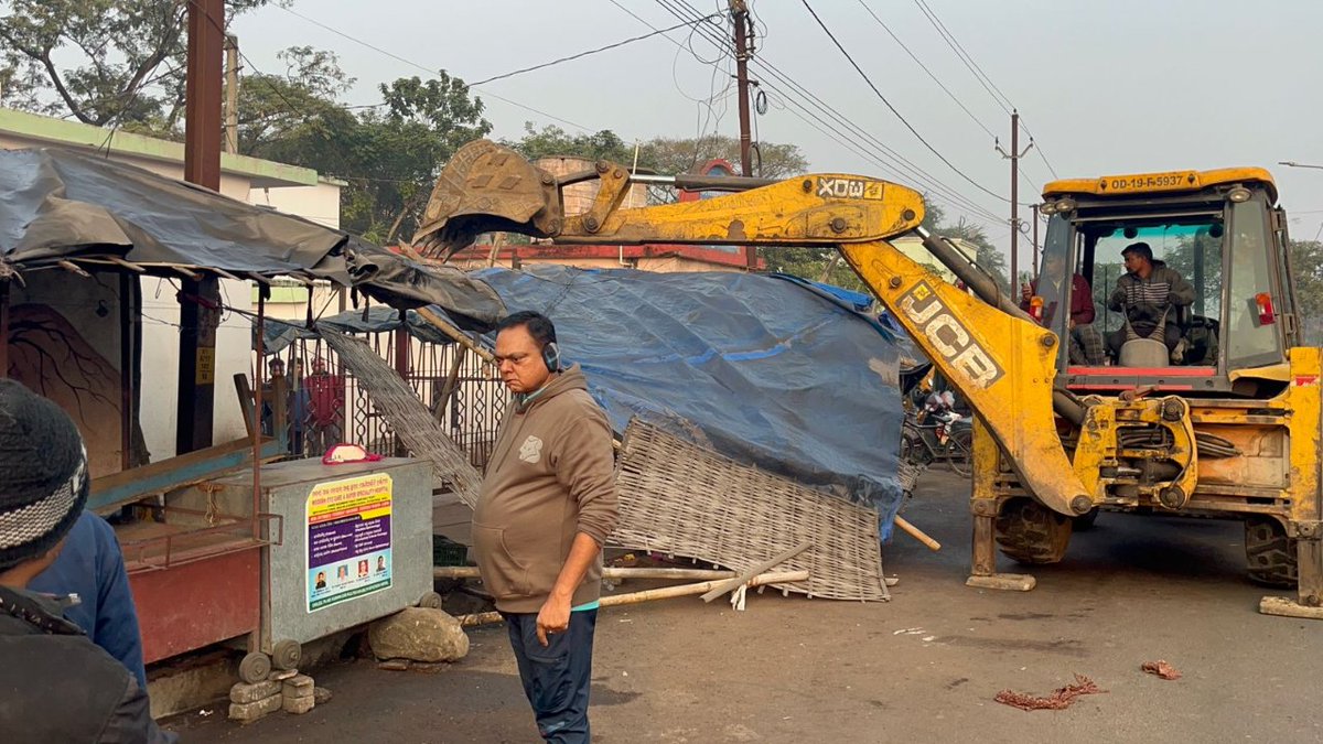 angulmun's tweet photo. Today unauthorised encroachment occupied by shopkeepers has been evicted by Angul Municipality due to traffic congestion on Medical road @angul_dm @HUDDeptOdisha @cmo https://t.co/twruNHynHx
