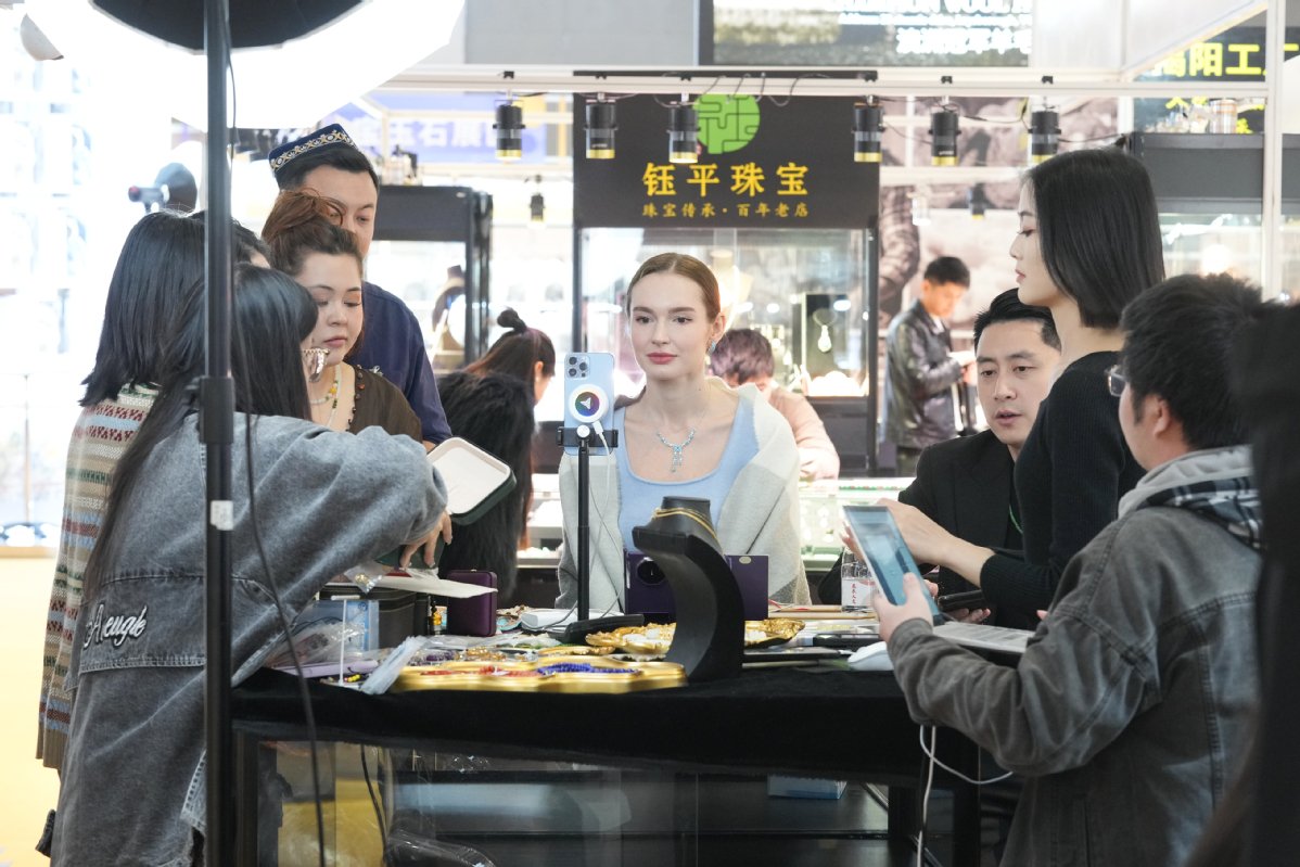 IntlServicesSH's tweet image. 🛍️🙌The shopping spree is on! The 2025 #CIIE U-Fair is now open at #Shanghai's National Exhibition Center until Dec 21.

As an extension of the China International Import Expo, it showcases high-quality consumer products around the world, creating a vibrant space for shopping,…