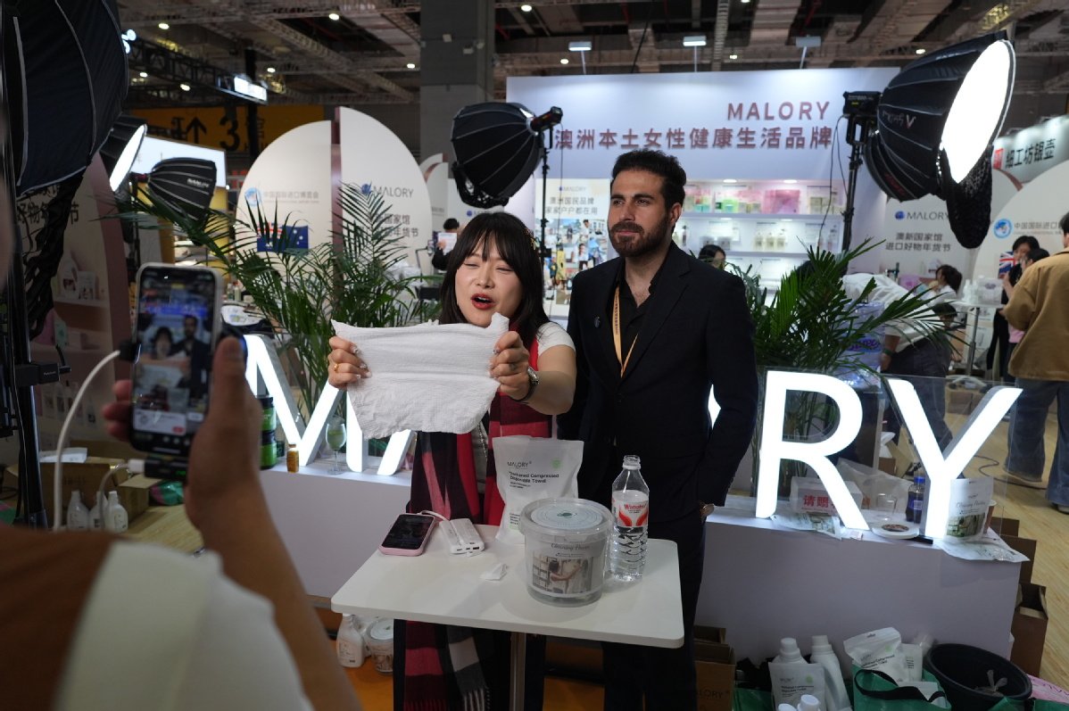 IntlServicesSH's tweet image. 🛍️🙌The shopping spree is on! The 2025 #CIIE U-Fair is now open at #Shanghai's National Exhibition Center until Dec 21.

As an extension of the China International Import Expo, it showcases high-quality consumer products around the world, creating a vibrant space for shopping,…