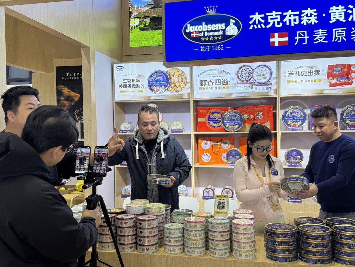 IntlServicesSH's tweet image. 🛍️🙌The shopping spree is on! The 2025 #CIIE U-Fair is now open at #Shanghai's National Exhibition Center until Dec 21.

As an extension of the China International Import Expo, it showcases high-quality consumer products around the world, creating a vibrant space for shopping,…