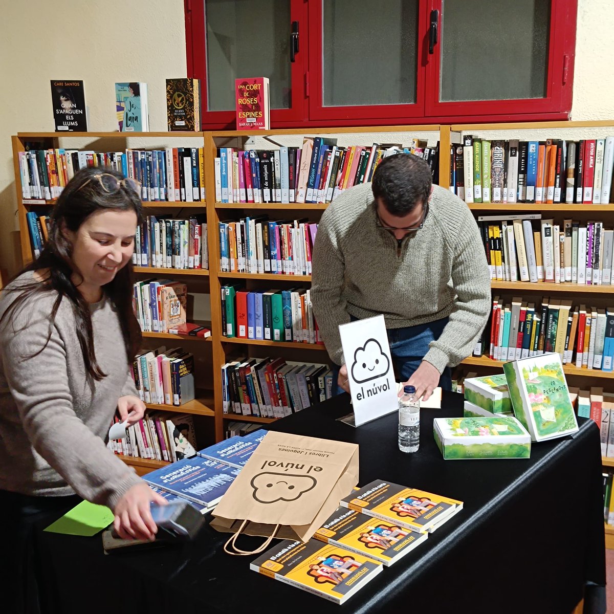 Imatges d'ahir de la presentació del llibre 'El català a la carta' a Móra la Nova, l'última presentació de l'any. Moltes gràcies a tothom que s'ha passat per les presentacions i qui sap si l'any que ve ens veiem de nou per presentar alguna novetat.
