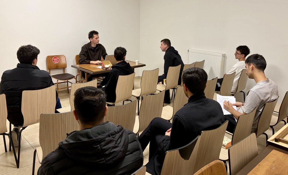 📍 Emir Karatekin Yurdu

Aile olmak, anlamakla başlar.

💠Sen–Ben–Biz (Aile) Atölyesi
Yurt psikoloğumuz rehberliğinde gerçekleştirildi.