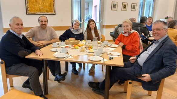 Phönix Niederösterreich Derneği ile Erlöser Kilisesi Arasında Diyalog Kahvaltısı Düzenlendi

Erlöser Kilisesi Wiener Neustadt’ın davetiyle, dostluk ve diyalog temasıyla bir kahvaltı programı gerçekleştirildi. Yaklaşık 35 kişinin katıldığı etkinlik, samimi ve karşılıklı anlayışın