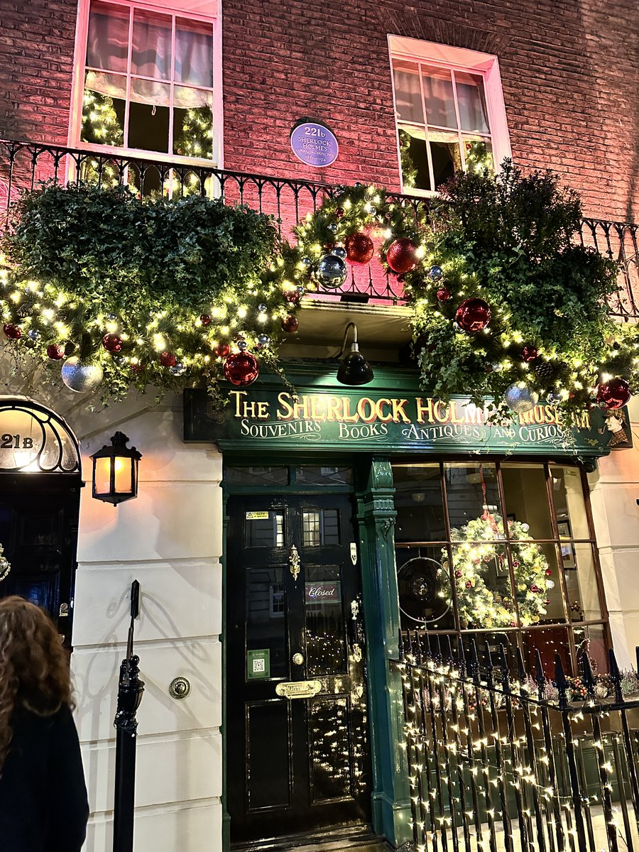 This Sunday 🎄
I’m hosting a cozy Christmas listening party from London.
Featuring “I Like Christmas (The Lights, Ya Know)” — a Song of the Year winner.
Come for a song, stay for 2
Sun Dec 21
7pm London · 2pm Toronto · 11am LA 
🎧 loom.ly/caFSC8Y
#ChristmasMusic #Bandcamp