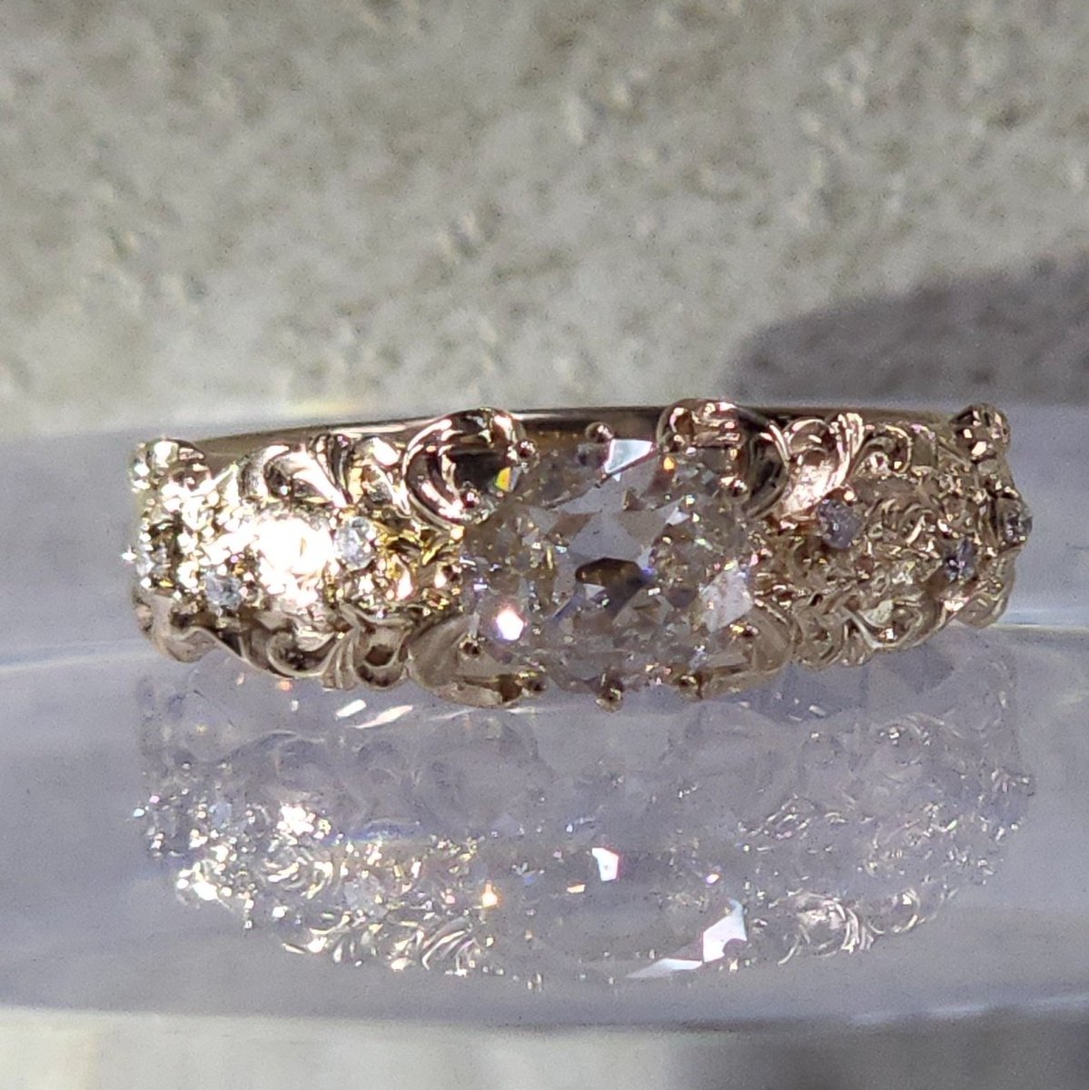 오랜만에 업로드..
윤슬
꼬냑다이아에 서브다이아몬드로 물결에 비치는 빛표현을 해주었어요