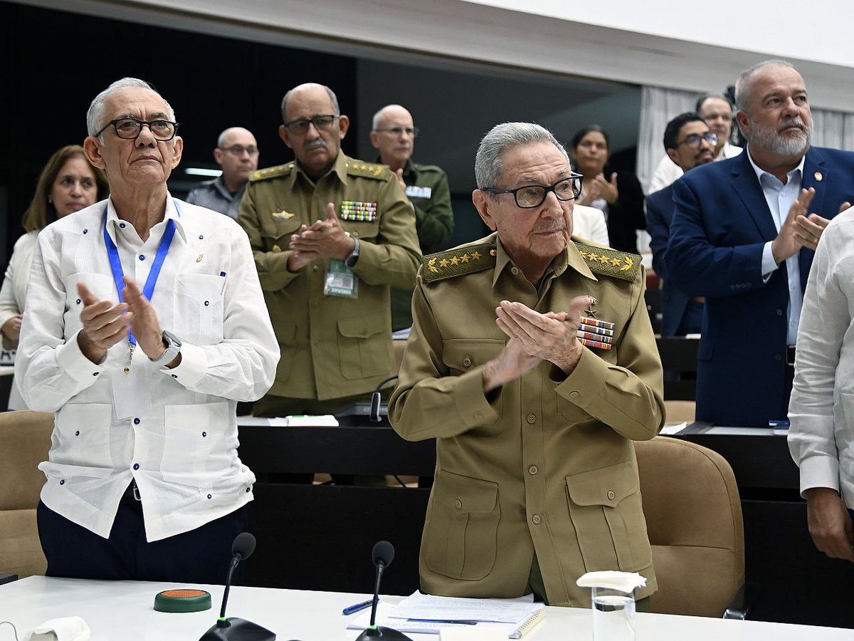 🇨🇺| El General de Ejército, Raúl Castro Ruz, líder al frente de la Revolución Cubana, asistió este jueves a la sesión final de la Asamblea Nacional que tuvo lugar en el Palacio de Convenciones y se enlazó por videoconferencia con los diputados de todas las provincias.