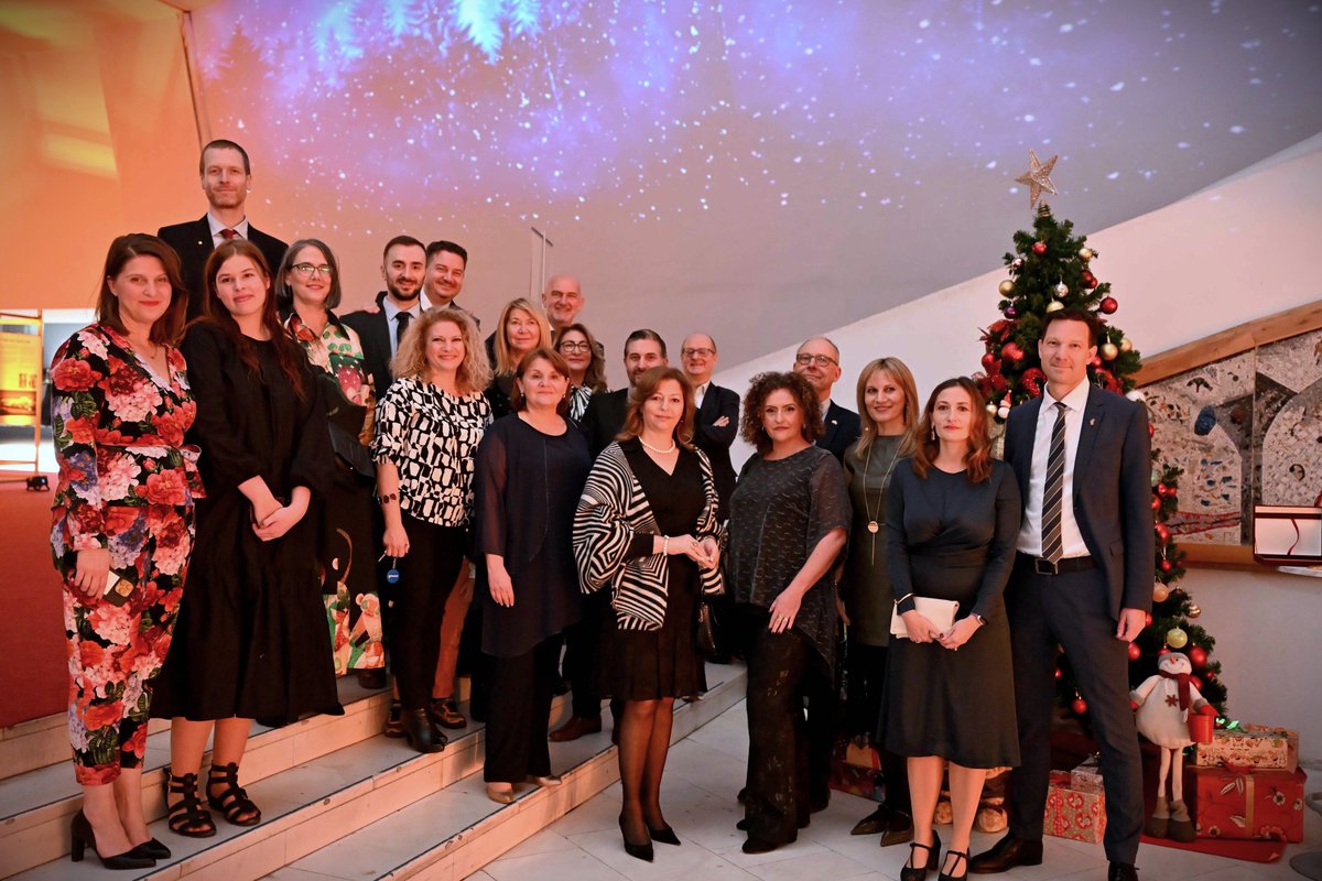 Happy New Year from the 🇸🇪Embassy Team!