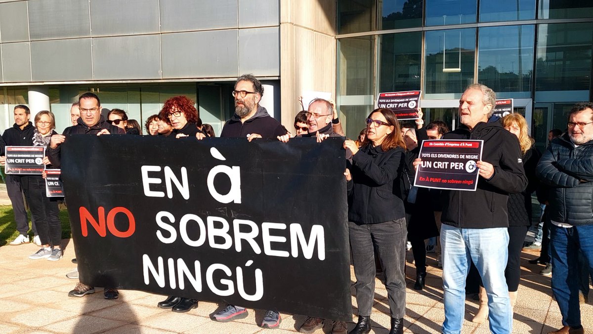 ⚫️ DIVENDRES NEGRE en À Punt. Les reivindicacions no fan vacances per Nadal.  Insistim en l’exigència d’un servei públic de qualitat i en valencià; sense ingerències polítiques, que promoga condicions laborals dignes i estabilitat  per a la plantilla. 
#EnÀPuntNoSobremNingú