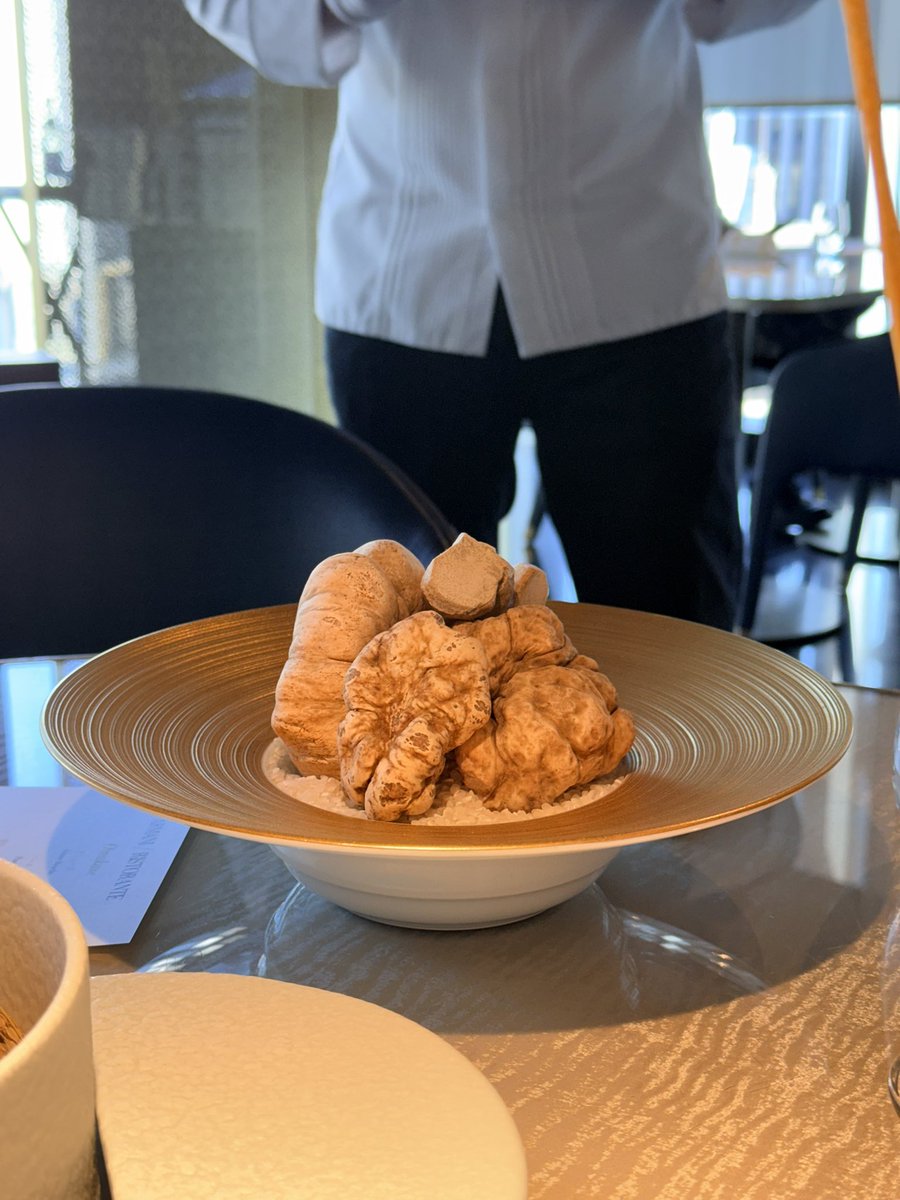 これ白トリュフっていうんだけど

1kgで80万円くらいするのよ
つまり1gで8,000円なのよ

薄っぺらいスライス大体4〜5枚で1gになるわけよ

間違っても丸かじりしないようにね