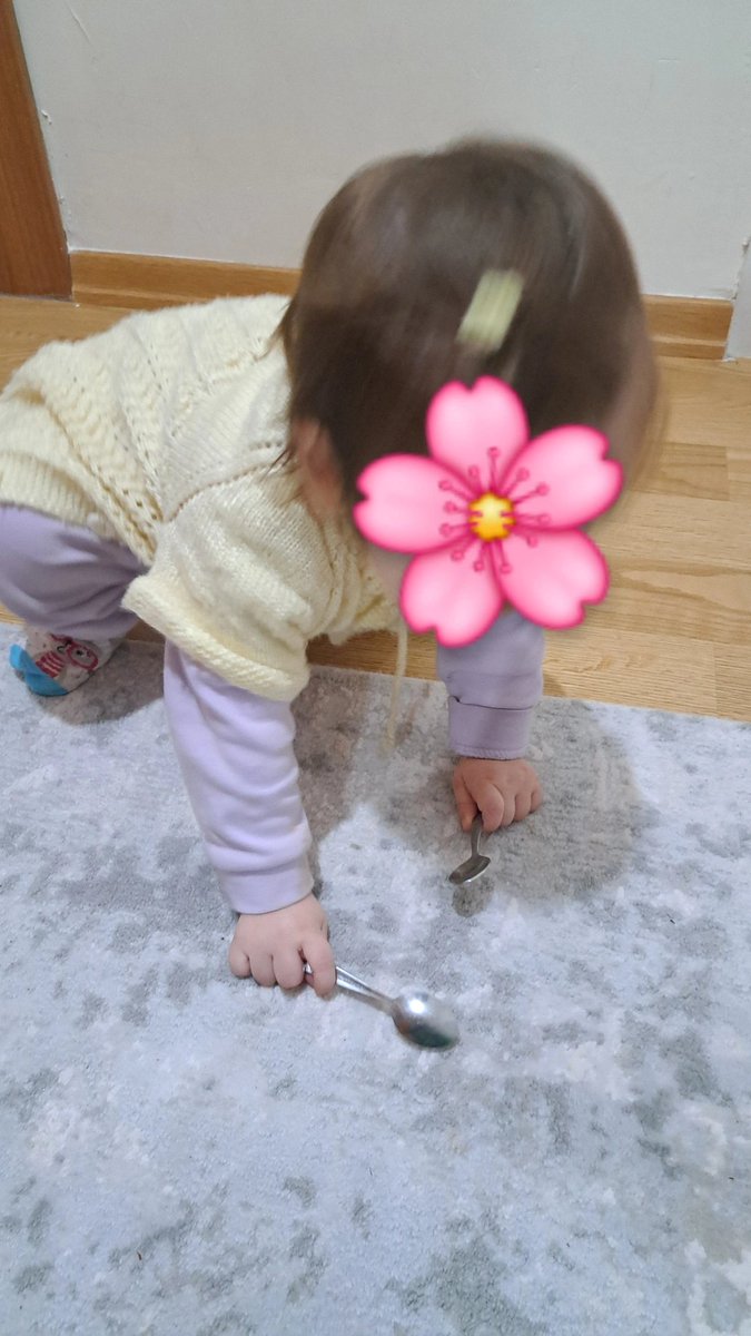 shdaglr's tweet photo. Evin oyuncak dükkanına dönmüştür. Ama kızımın tercihi çay kaşığıdır. https://t.co/SOckBvUH2X