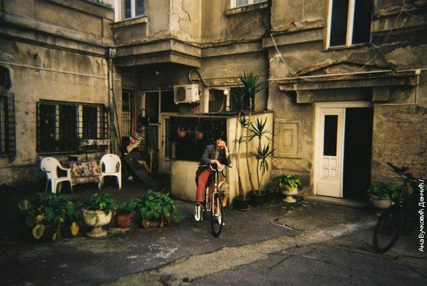 #Klub_2
13.00
Dea Džanković je interdisciplinarna umetnica čija umetnička praksa obuhvata performans, vizuelne umetnosti, muziku i pisanu reč. 

instagram.com/radio_beograd_2
facebook.com/RadioBeograd2/
97,6 MHz