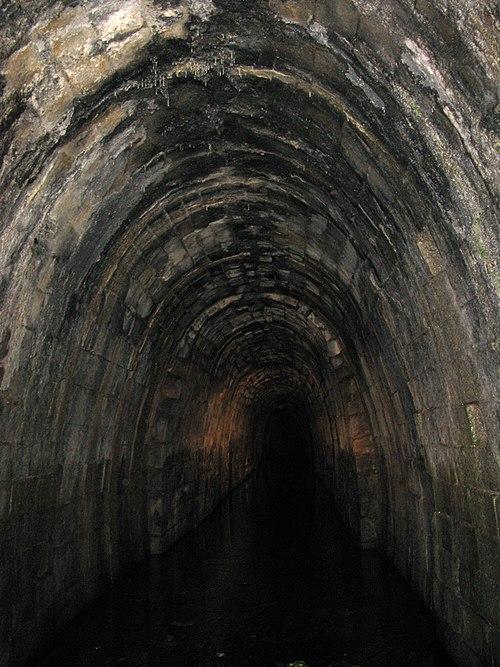 MonumentumFr's tweet image. Ancien tunnel de Couzon à #RivedeGier (#Loire) Premier tunnel ferroviaire français. Ligne Lyon - Saint-Etienne construite par les frères Seguin de 1826 à 1832. Tunnel désaffecté en 1858. Tunnel long de 900 mètr...
Suite 👉 monumentum.fr/monument-histo…
#Patrimoine #MonumentHistorique
