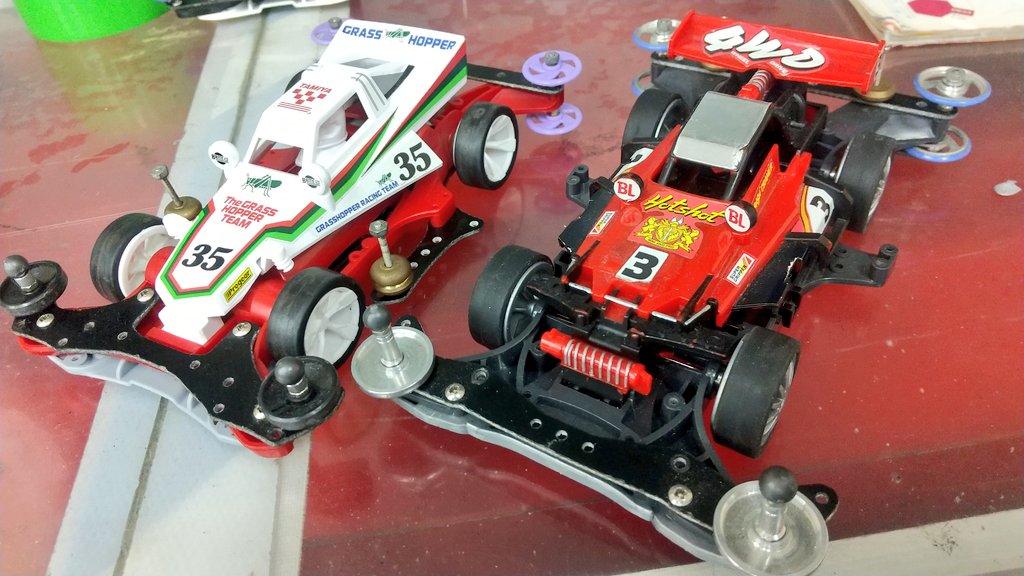 結局見つからず、タミヤのラジコン大好きな人みたいなボディに落ち着き