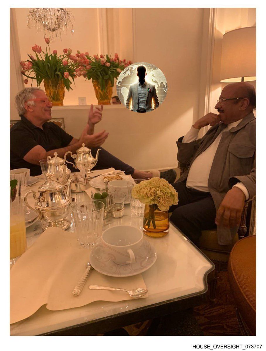 LadyAfro17's tweet photo. 19 dicembre 2025, USA - UK 

LA LISTA DEGLI OSPITI DI EPSTEIN CHE NESSUNO VUOLE SPIEGARE

1/2

Immagini recentemente rilasciate dalla tenuta di #Jeffrey_Epstein mostrano quanto profondo fosse il suo accesso al potere e al denaro, secondo il #New York_Post e il #Daily_Mail.

Le foto riguardano jet privati, eventi d'élite e ambienti intimi — e presentano un cast familiare di élite globali.

Tra quelli ritratti:

#Steve_Bannon, alleato di Trump ed ex stratega della Casa Bianca

#Bill_Gates, fotografato con due ragazze con i volti censurati 

#Noam_Chomsky, seduto con Epstein a bordo di un jet privato

 #Larry_Summers, ex segretario del Tesoro USA

 #Woody_Allen, regista cinematografico

 #Richard_Branson, imprenditore miliardario

 #Andrew_Mountbatten-Windsor, membro della famiglia reale britannica caduto in disgrazia

 #David_Blaine, mago e associato di Epstein

#19dicembre #USA #UK 
#EurasiaNews #Epstein 
#EpsteinFiles #AmericaNews 
#Europa  

https://t.co/Zhm5de7MzV