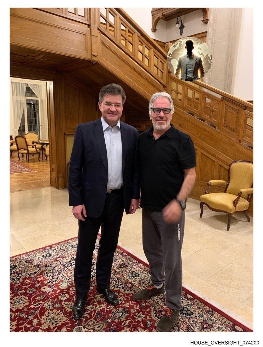 LadyAfro17's tweet photo. 19 dicembre 2025, USA - UK 

LA LISTA DEGLI OSPITI DI EPSTEIN CHE NESSUNO VUOLE SPIEGARE

1/2

Immagini recentemente rilasciate dalla tenuta di #Jeffrey_Epstein mostrano quanto profondo fosse il suo accesso al potere e al denaro, secondo il #New York_Post e il #Daily_Mail.

Le foto riguardano jet privati, eventi d'élite e ambienti intimi — e presentano un cast familiare di élite globali.

Tra quelli ritratti:

#Steve_Bannon, alleato di Trump ed ex stratega della Casa Bianca

#Bill_Gates, fotografato con due ragazze con i volti censurati 

#Noam_Chomsky, seduto con Epstein a bordo di un jet privato

 #Larry_Summers, ex segretario del Tesoro USA

 #Woody_Allen, regista cinematografico

 #Richard_Branson, imprenditore miliardario

 #Andrew_Mountbatten-Windsor, membro della famiglia reale britannica caduto in disgrazia

 #David_Blaine, mago e associato di Epstein

#19dicembre #USA #UK 
#EurasiaNews #Epstein 
#EpsteinFiles #AmericaNews 
#Europa  

https://t.co/Zhm5de7MzV