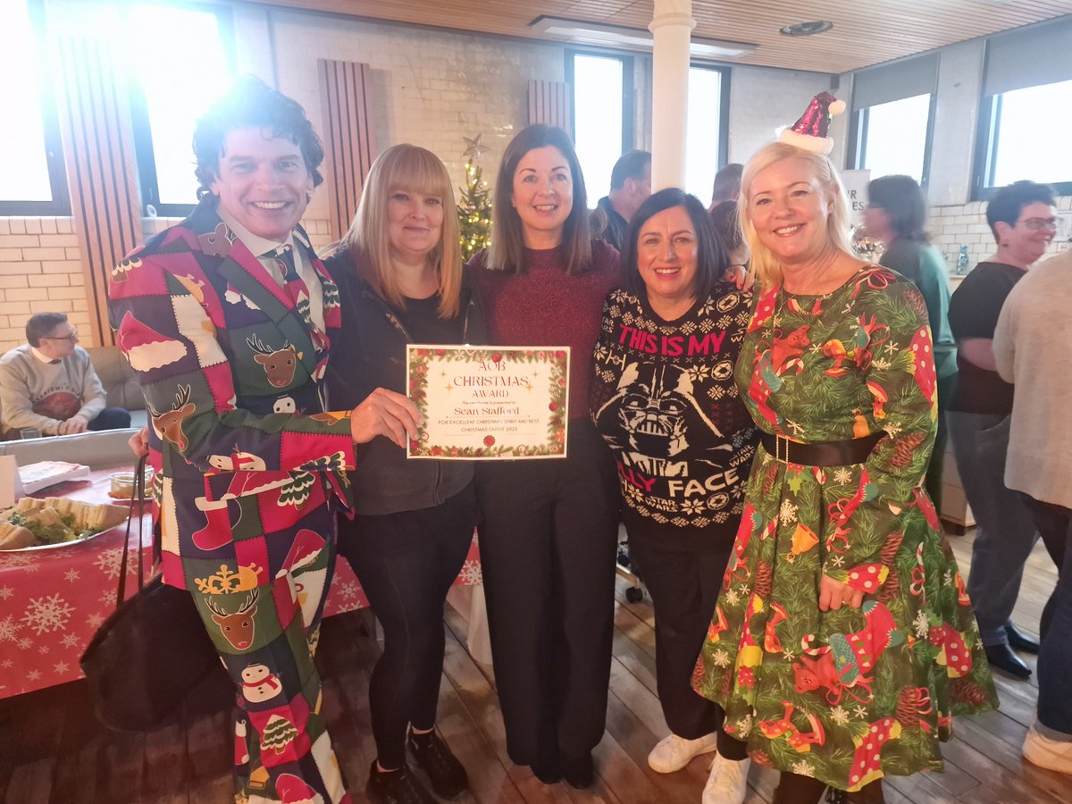ashtonoldbaths's tweet photo. 🏆 AOB’s festive winners are in

🎄Best Dressed Office: SPL Fire with their amazing #KevinTheCarrot theme 
❄️ Best Dressed Desk: Brianna Harvey with her stunning Snow Globe
🧥 Best Dressed Resident @SeanStafford_NC  Stafford👏 Huge congrats to all

@TamesideCouncil @oxinnovation https://t.co/u3rHMpHE3t