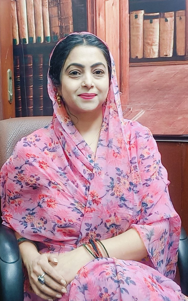 mreenasingh's tweet photo. "आर्थिक आधार पर आरक्षण ही स्थापित करेगा देश के हर नागरिक के मन में सामाजिक समरसता का भाव"

विकास का रास्ता जाति से नहीं, मेहनत और वास्तविक जरूरत से तय होता है। गरीबी किसी जाति को नहीं देखती, इसलिए आरक्षण भी केवल  जरूरतमंदों तक ही सीमित होना चाहिए। जो परिवार आज SC, ST या OBC वर्ग से होते हुए भी आर्थिक रूप से समृद्ध हो चुके हैं, उनकी अगली पीढ़ी को आरक्षण से बाहर किया जाना चाहिए, ताकि उसका लाभ उन तक पहुँचे जो आज भी वंचित हैं। जाति के नाम पर नहीं, आर्थिक न्याय के नाम पर आरक्षण समाज में वास्तविक परिवर्तन ला सकता है। समान अवसर तभी संभव हैं जब सहाय���ा जन्म या पहचान के आधार पर नहीं, बल्कि आर्थिक स्थिति के आधार पर दी जाए। गरीब गरीब होता है, चाहे वह किसी भी जाति का हो और तभी देश में असली सामाजिक समरसता, समानता और न्याय स्थापित होगा।
