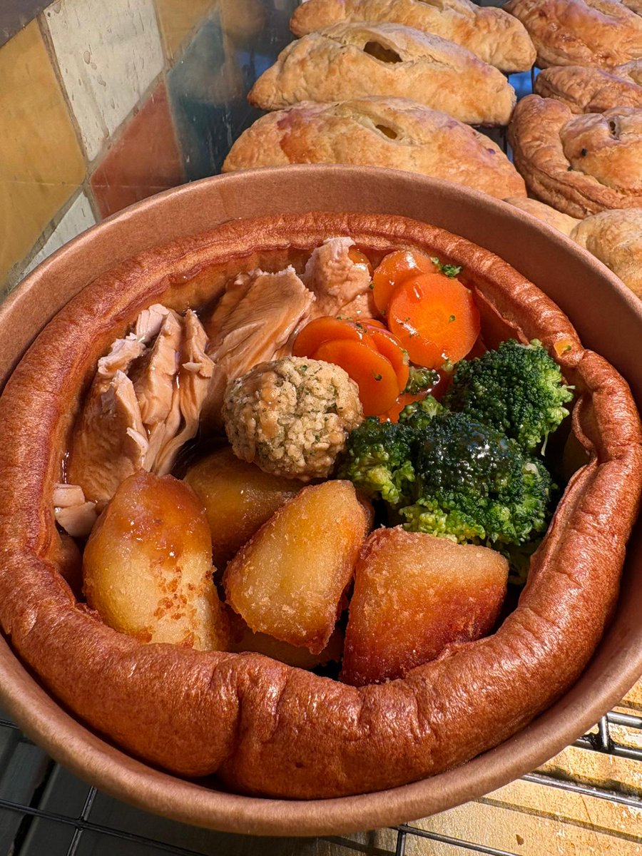 Saint_georges1's tweet photo. Come and get your lovely Turkey dinner. Apple and cranberry sauce available to go with it. https://t.co/UVuIDApcTR