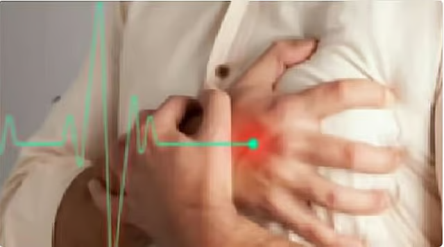 خالد النمر: 3 علامات تدل على الخفقان الخطير للقلب. ١ - الإغماء. ٢ - ألم شديد في الصدر. ٣ - صعوبة في التنفس 