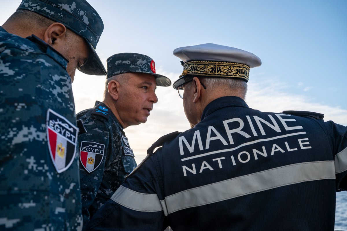 Cecmed_Off's tweet image. #Partenariat 🇫🇷🤝🇪🇬  | Le vice-amiral égyptien Mahmoud Fawzy et le VAE Christophe Lucas @cecmed_off ont embarqué ensemble à bord du Chevalier Paul lors de l'exercice #CLEOPATRA. Haut niveau de confiance et interopérabilité des 2 marines au service de la sécurité en Méditerranée
