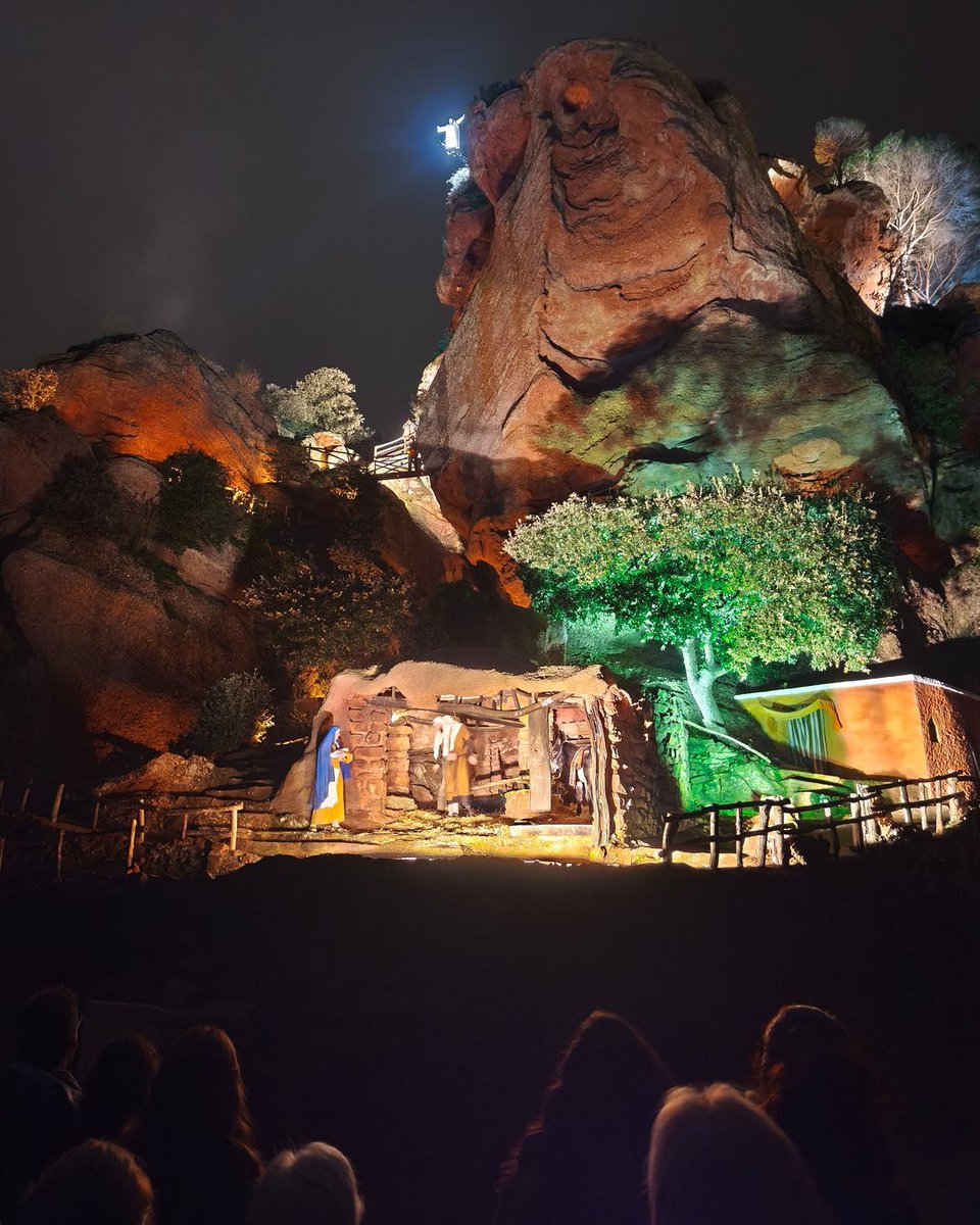 🎥 Un recorregut de més de 700 metres i 14000 m² que et farà sentir com un figurant més d’un pessebre a mida real. 🌠Vine a viure’l en família aquest cap de setmana. Us hi esperem! Entrades a pessebrecorbera.cat
#PessebreCorbera #PessebreVivent #CorberaDeLlobregat #Nadal2025
