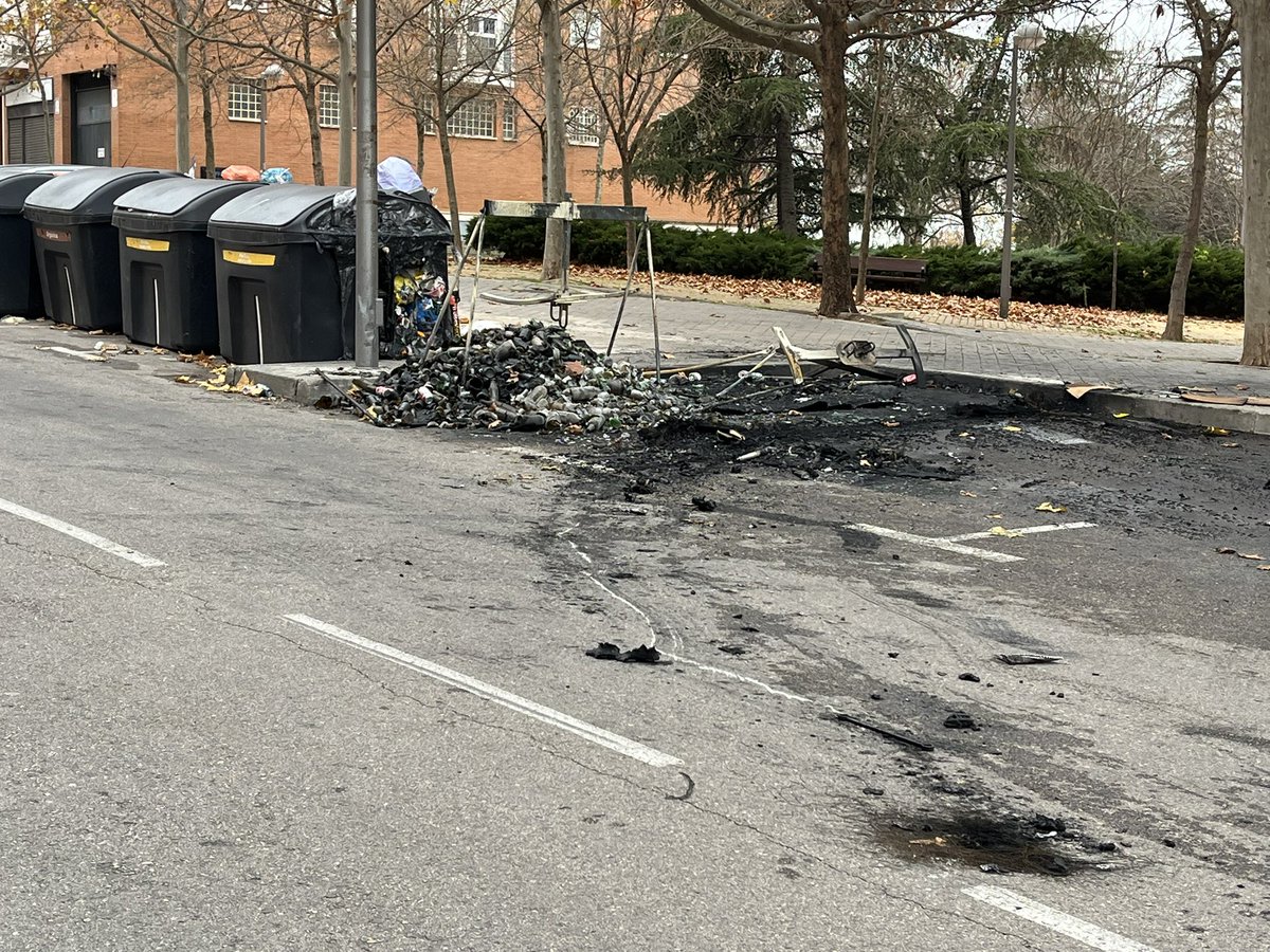 🗣️Nos gusta poco contar las cosas malas que pasan en nuestro #distrito13. Por aquello de no estigmatizar.
Anoche, se quemaron “otra vez” contenedores de reciclaje, el vehículo de un vecino siniestro total…