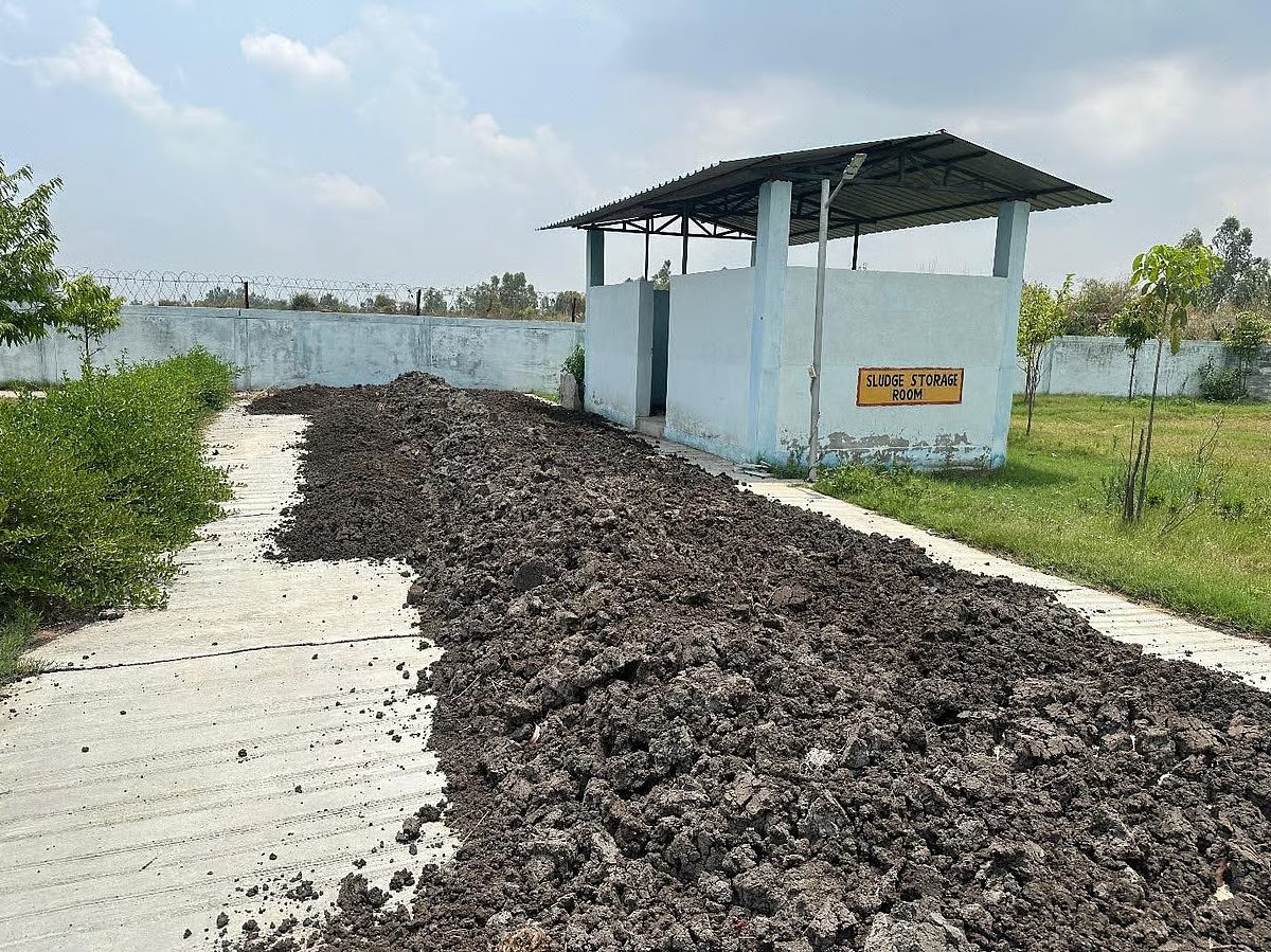 CSEINDIA's tweet image. A new CSE study reveals sanitation plants in Uttar Pradesh are producing vast quantities of biosolids, but most of it is never reused.

CSE's @harshyadava explains why the state’s sanitation story remains half finished👇
downtoearth.org.in/water/the-bios…