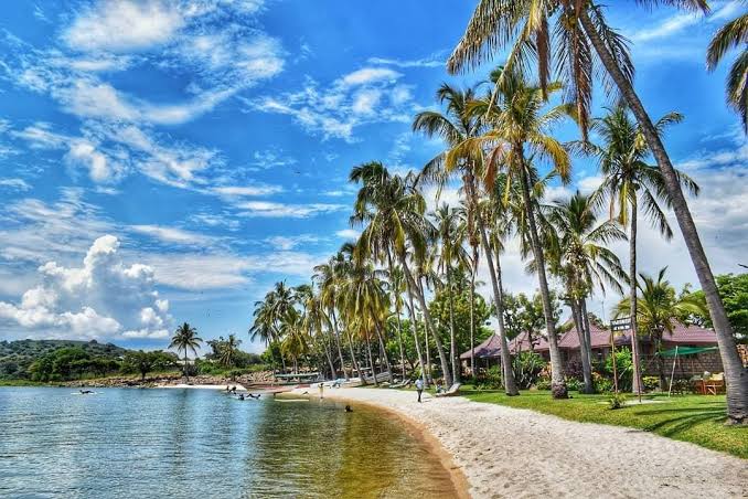 SonOfALateMonk_'s tweet image. Wadau hapa ni wapi? You tell me?
Kenya has got a lot of beautiful hiking spots, restaurants, village gems, where would you like to spend this holiday season? 
Guess hapa ni wapi
#HapaNiWapi #MagicalKenya #TembeaKenya @magicalkenya