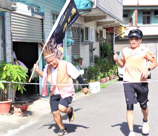 平埔族群道卡斯族牽田祭 (歡迎按愛心轉推~)
苗栗後龍新港社於每年七月、八月舉辦兩次牽田祭。
牽田祭儀式包含賽跑(Mata)、扮番、祭祖(Patai)、舉旗牽田舞等。
每次做田，社人準備酒、飯、烏魚及魚乾、鹿肉等祭拜祖先，另有社民上百人牽手跳舞。
祭儀結束後，群眾飲酒歡樂。