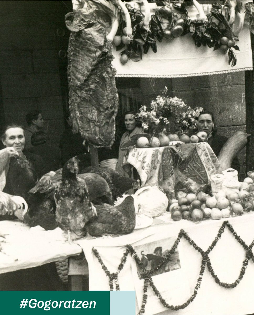 Domekan, San Tomas egunez, Bilbon plazea egingo da. Urtero milaka persona batzen dira azoka horretan neguari ondo etorria egiteko 👉 labayru.eus/etnografia-ata…

📸 Fundación Sancho el Sabio. San Tomas merkatua Bilbon, 1950.

🟤 Euskal Herriko Atlas Etnografikoa

#LabayruFundazioa