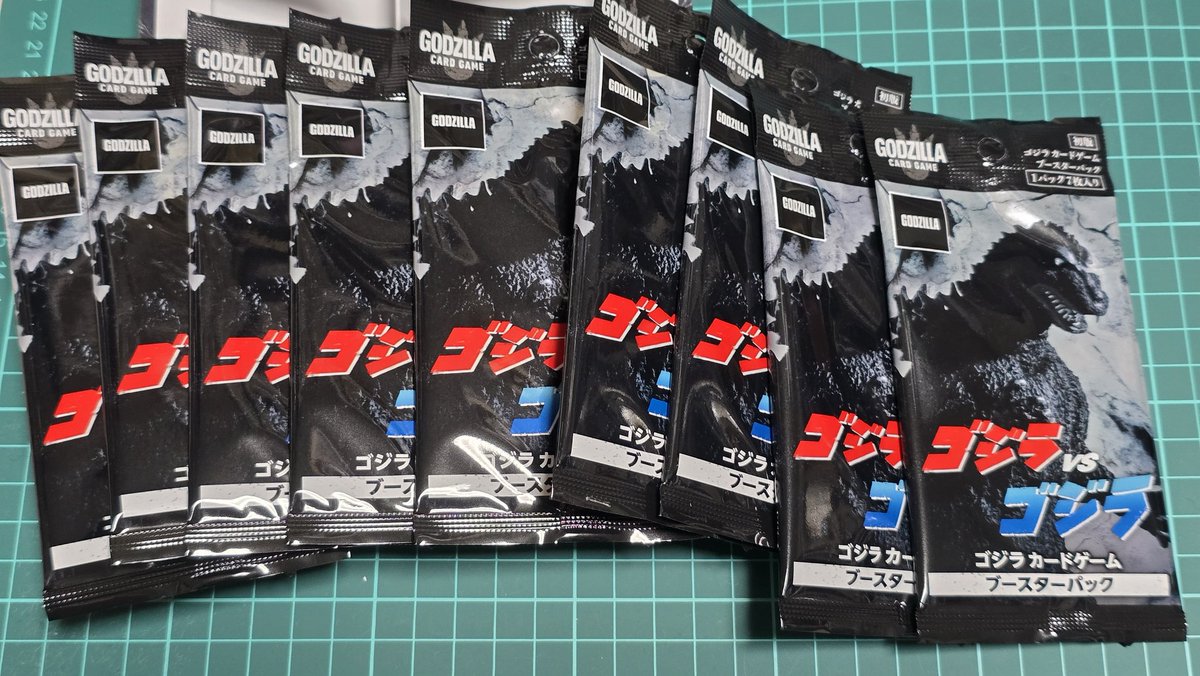 ボーナスも入ったので、立ちよった書店で売ってたBOXが開いたゴジラカード買ってみた。
レアリティ知らないけど良いの来い！