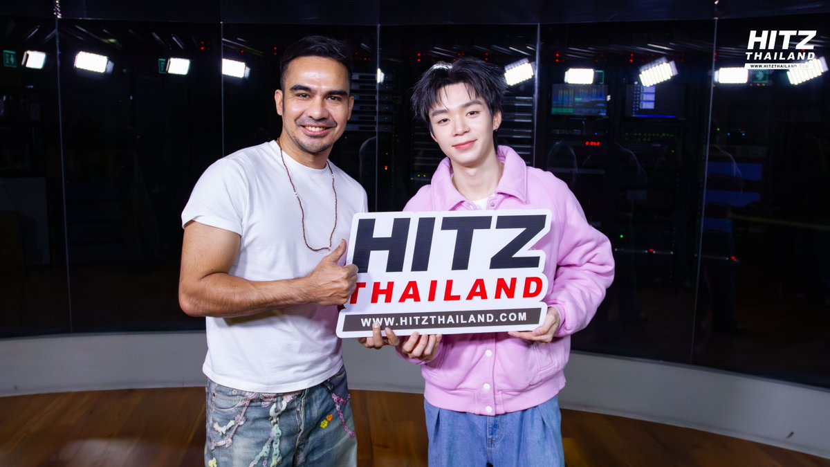 HITZThailand's tweet photo. 'PJ Mahidol' แวะมาฝากเพลงใหม่ 'YOU OF THE YEAR' 🎅🏻🎄🎉 ใน #HITZCheckIn LIVE! with #DJBOY

#HITZThailand #AllTheHits 
#YouofTheYear_PJ
#PJmahidol 
#GELBOYS
#LOOKE

@pj_mahidol  @looke_world 

👉🏻 ใครไม่ทันได้ดูสัมภาษณ์สด คลิกชมย้อนหลังกันเลย 
https://t.co/YWkn0yLToC https://t.co/YJHcYWsKqN