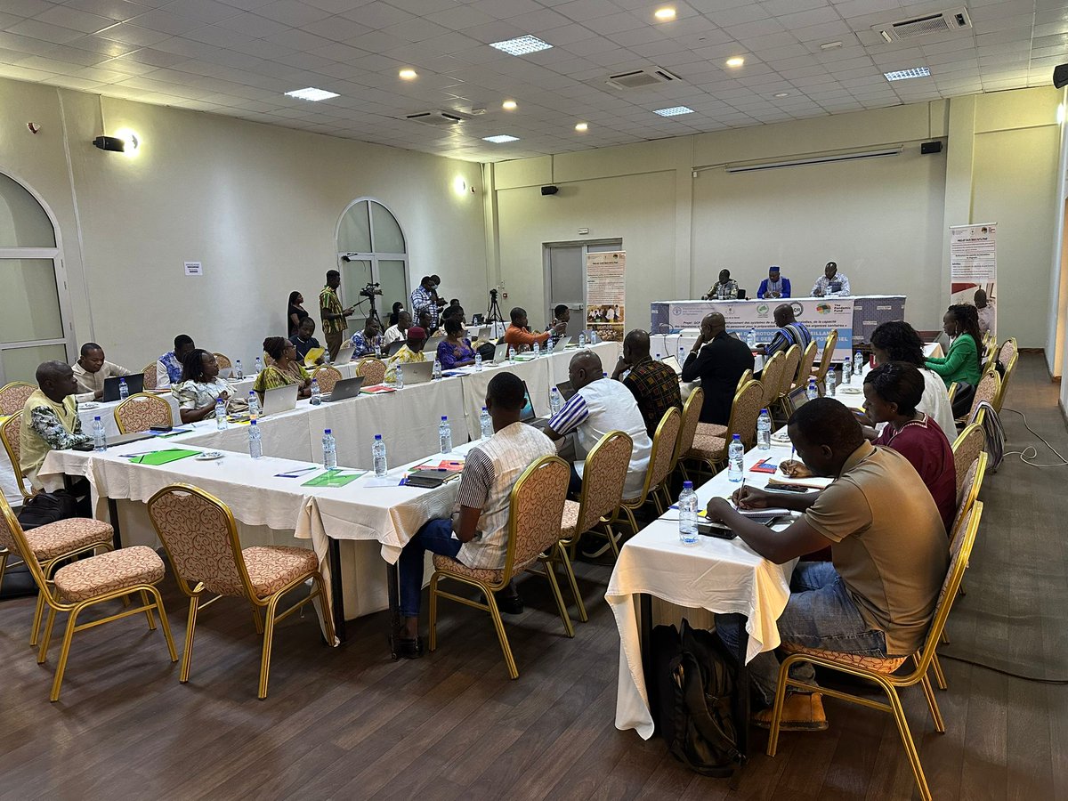 FAOBurkinaFaso's tweet image. Ce protocole élaboré par le #LaboratoireCentraldeRéférence (LCR), vise à combler les gaps en matière de caractérisation génomique des pathogènes à potentiel épidémique en vue d’améliorer la #détectionprécoce et la #riposte.
@FAOBurkinaFaso 
@pandemicfunds 
2/2