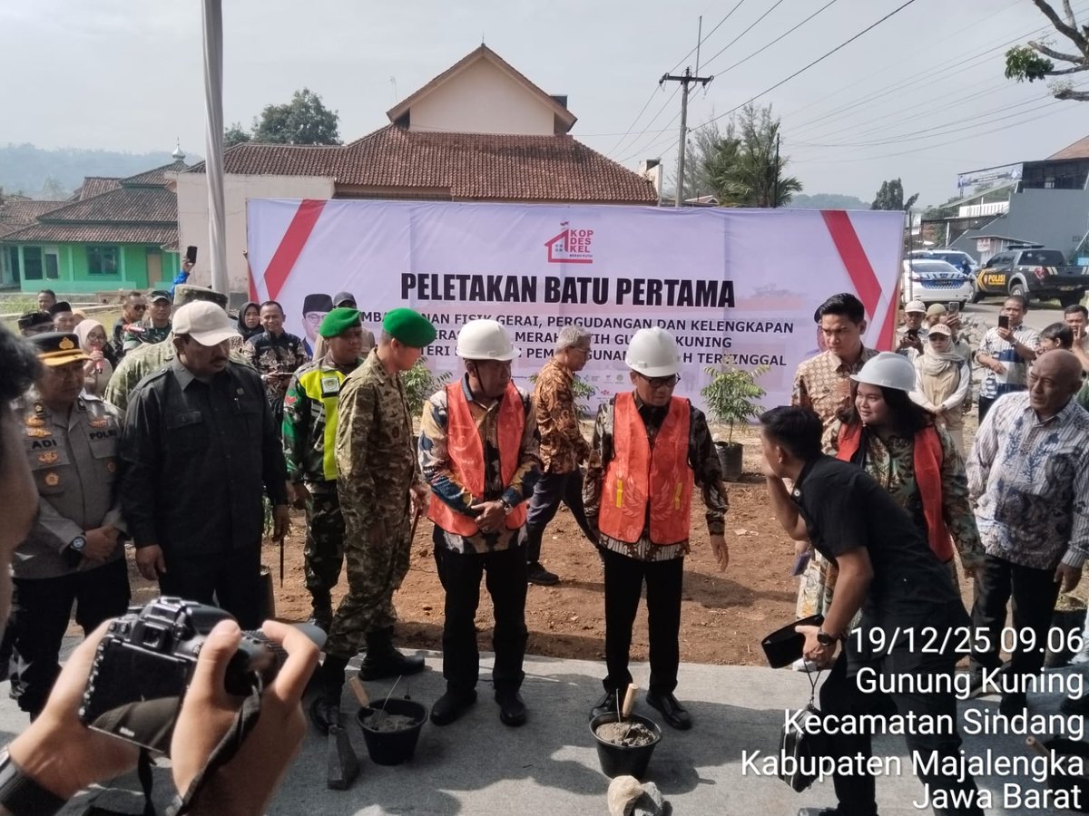 Menteri desa Bapak Yandri Susanto, melaksanakan peletakan batu pertama pembangunan gerai KDMP di desa Gunungkuning, kecamatan Sindang, Kabupaten Majalengka Jabar
#MenteriDesaKawalKDMP
#PendampingDesakawalKDMP
#KDMPUntukKesejahteraanRakyat
<a href="/prabowo/">Prabowo Subianto</a>
<a href="/YandriSusanto/">Yandri Susanto</a>
<a href="/ArizaPatria/">Ariza Patria</a>