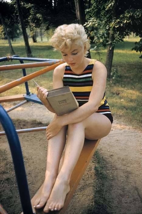 Marilyn Monroe reading James Joyce's Ulysses in this iconic photo by Eve Arnold in Long Island (1955). It was one of her favorite books.