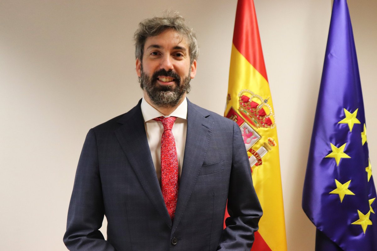 Alberto Gago nuevo director general de la <a href="/agenciaAESIA/">AESIA</a> .
Un perfil con una consolidada trayectoria en la <a href="/SEDIAgob/">S.E. Digitalización e Inteligencia Artificial</a> donde ha impulsado la Estrategia Nacional de Tecnologías Cuánticas o el Sandbox de IA y dirigía la Oficina España Digital 2030 e Internacionalización (1/3)