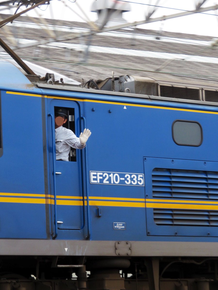 ブレーキハンドルを握る運転士さん、勤務は大変なお仕事ではありますが