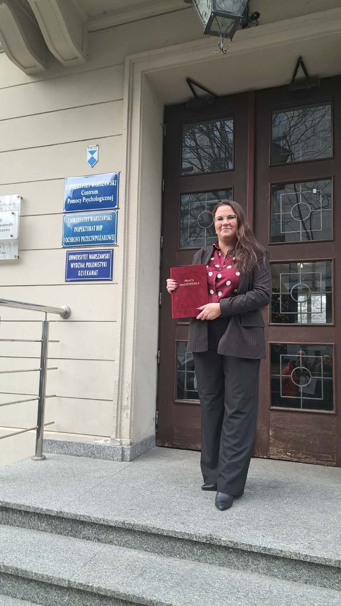 meowmeowcedes's tweet image. CHAT I GRADUATED WIRH A MASTERS DEGREE 😭😭😭