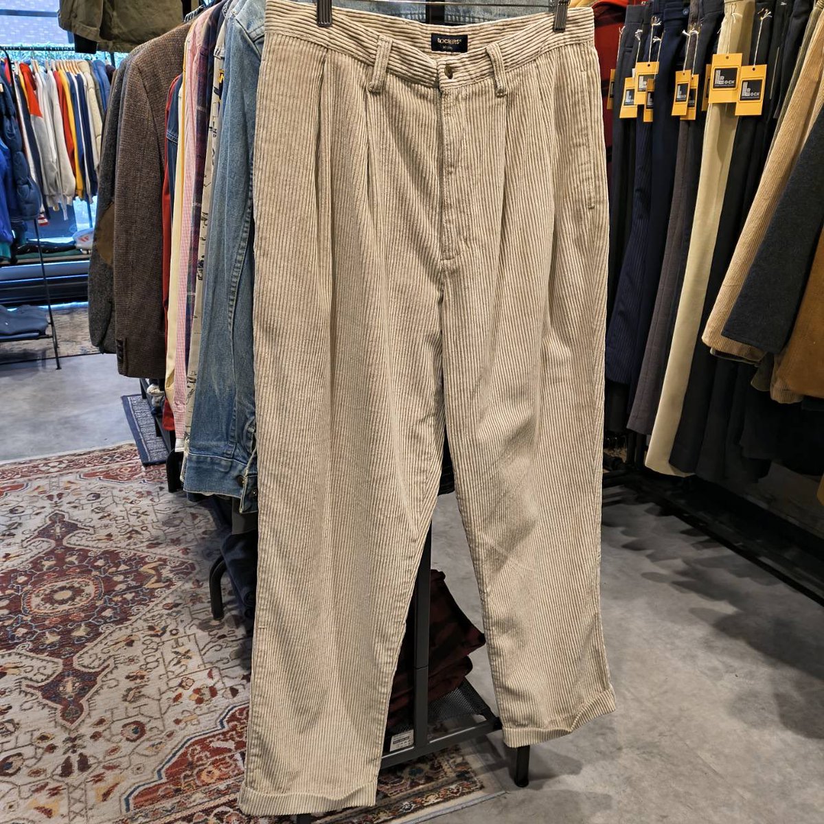 Lucky_Virus_'s tweet photo. NEWアイテム‼️

【1990s DOCKERS】
CorduroyPants
W34/L32

太畝で2タックです。
ベージュカラー。 https://t.co/4lV9ORnNRq