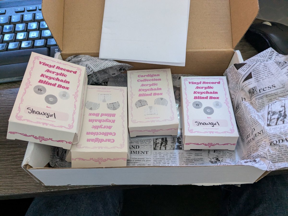 Always a delight to get a box of goodies from <a href="/Willow_Reads/">Willow ❤️‍🔥 ⸆⸉</a> and delivered in time for Xmas🎄☺️ sincere thanks as ever Willow!