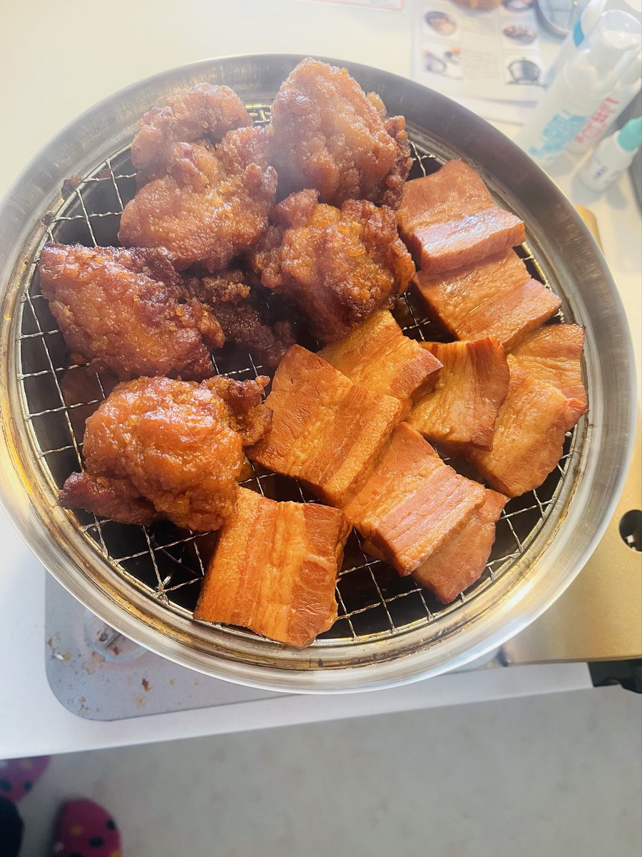 今日は大物作家の友達の家で
燻製パーティしてきたぞ!
ベーコンチーズ最高!

乳児と遊んできたけど、
アガペ、、!子ども可愛いし
なんか汚れた心が浄化されて
涙止まらんかった!

自分の過去作の同人誌を
ちゃんと保存してる子だから、
自分が大学生の時に発行してた 