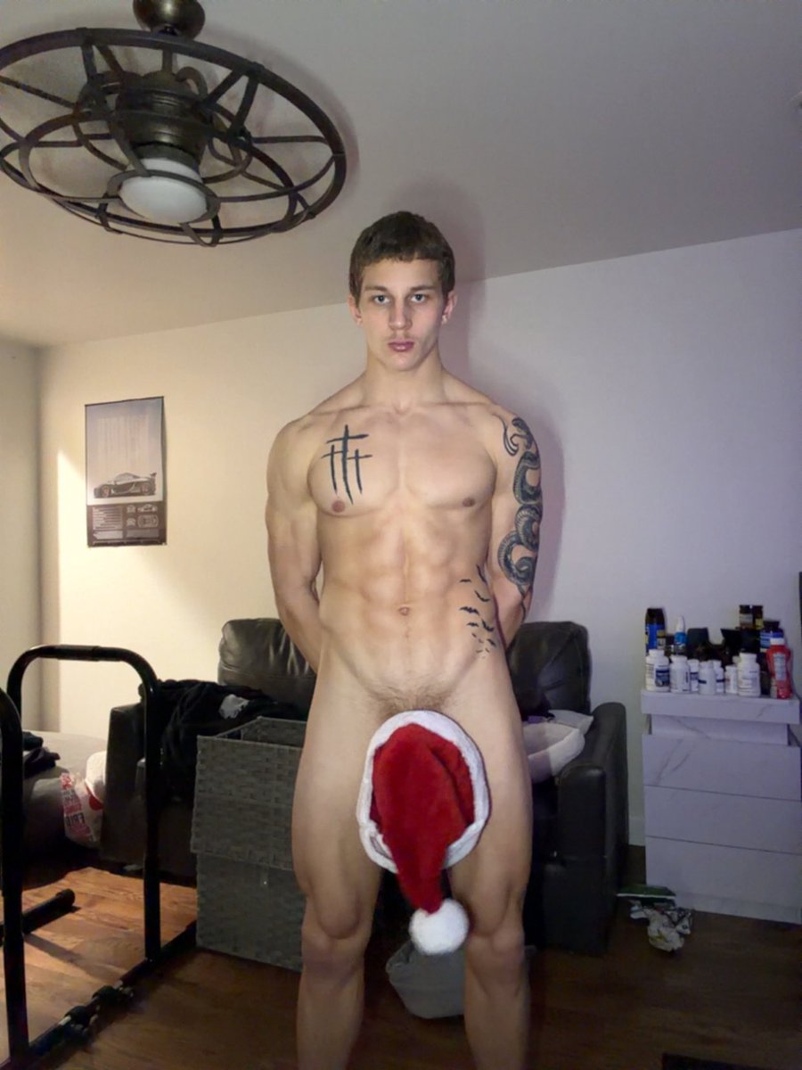 Teagenofficial's tweet photo. goodmorning! RT for what’s under the 🎅 hat https://t.co/xXjIGrKgCc https://t.co/8KUFfp8GNU