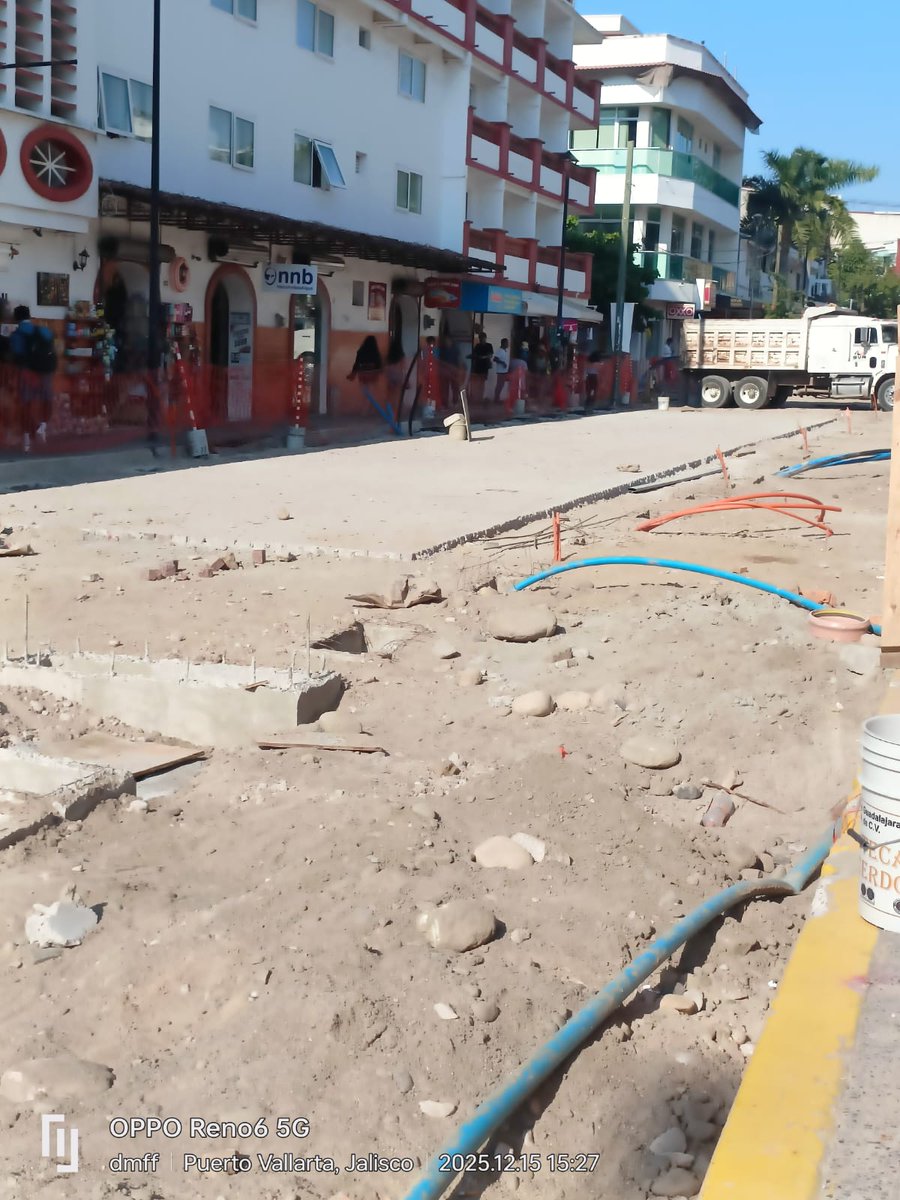 Aunque el Ayuntamiento de Puerto Vallarta había acordado que el 15 de diciembre se abriría a la circulación la calle cerrada por la ampliación del Malecón sobre avenida Mexico, esto fue retrasado una semana.
#PuertoVallarta 
vallartahoy.com/puerto-vallart…