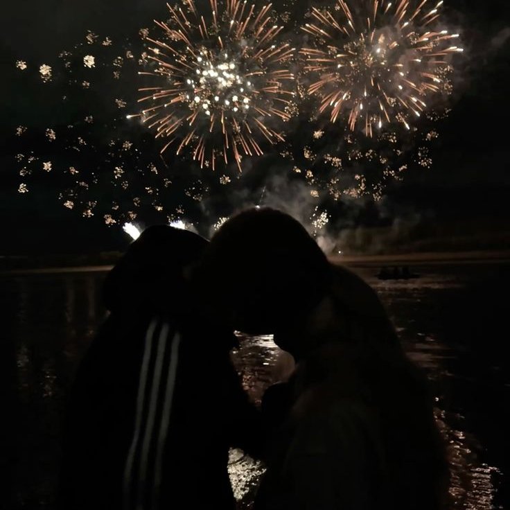 #сероволк
небольшой новогодний фик на 7к слов, в котором Олег учится жить на гражданке, работает в ужасном месте (с айтишниками), собирается впервые отметить Новый год в одиночестве, но накануне застревает в лифте с говорливым, но очаровательным незнакомцем ✨
—>