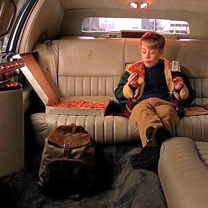 🍕📸 When Jamal Musiala recreated the iconic Home Alone picture! 😎