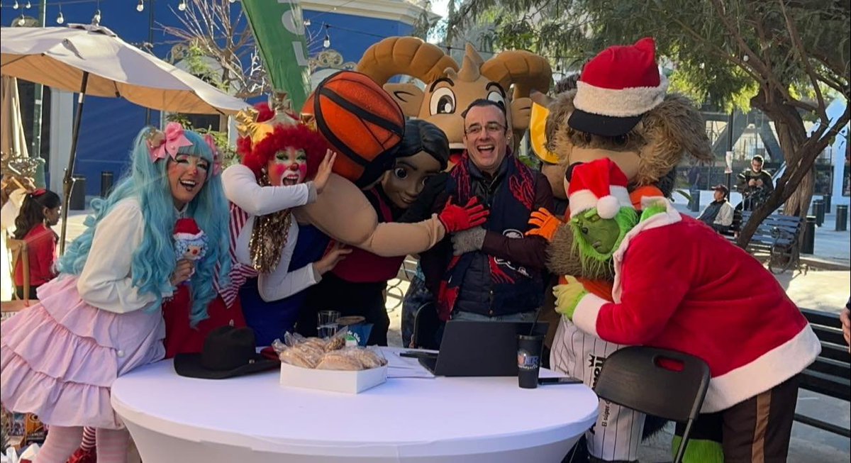 elalbertomedina's tweet photo. ¡Vean qué bonito! 🤩
Así se vivió el #NaviDAR de @ProyectoPuente en beneficio de Casa Esperanza y Hogares La Providencia de Hermosillo...
Muchas gracias a las mejores botargas de #Sonora: Beto Coyote, Ecolotito, Fohrtachón, Ron Cimarrón, la rendichica, en compañía de la Payasita Motita, Payasita Karys. Y los protagonistas… el Santa Claus y Grinch 🎄
¡Y gracias a ustedes! 🙏