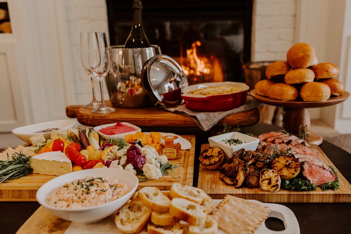 A Jubilant Spread. ❄️ 

Feast on a delightful array of holiday hors d’oeuvres this Christmas! Perfect for open houses and cocktail-style gatherings, this hors d’oeuvres spread is curated to keep guests happily grazing. damicohospitality.com/christmas-at-h…